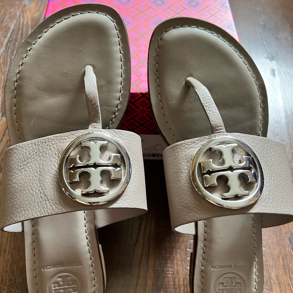 Pre loved Tory Burch flat sandals size 6
